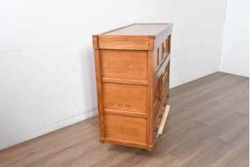 中古　美品　ニレ材　四尺　水屋箪笥上段　透かし彫り装飾とガラス戸が軽やかさ添えるキャビネット　(R-090895)