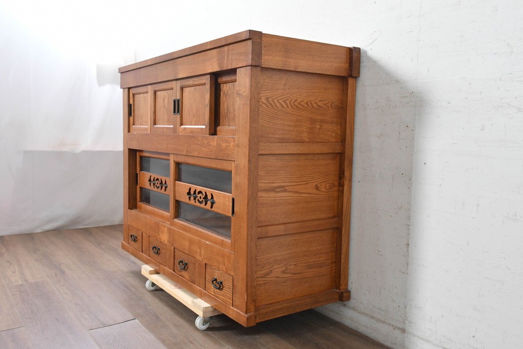 中古　美品　ニレ材　四尺　水屋箪笥上段　透かし彫り装飾とガラス戸が軽やかさ添えるキャビネット　(R-090895)