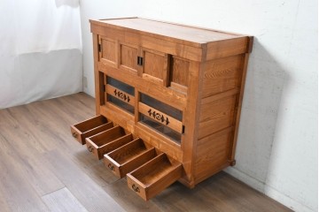 中古　美品　ニレ材　四尺　水屋箪笥上段　透かし彫り装飾とガラス戸が軽やかさ添えるキャビネット　(R-090895)