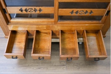 中古　美品　ニレ材　四尺　水屋箪笥上段　透かし彫り装飾とガラス戸が軽やかさ添えるキャビネット　(R-090895)