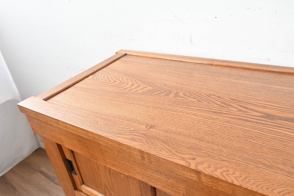 中古　美品　ニレ材　四尺　水屋箪笥上段　透かし彫り装飾とガラス戸が軽やかさ添えるキャビネット　(R-090895)