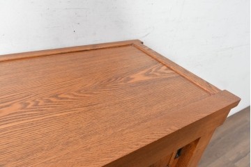 中古　美品　ニレ材　四尺　水屋箪笥上段　透かし彫り装飾とガラス戸が軽やかさ添えるキャビネット　(R-090895)