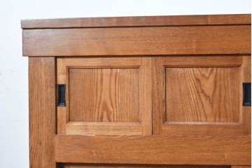 中古　美品　ニレ材　四尺　水屋箪笥上段　透かし彫り装飾とガラス戸が軽やかさ添えるキャビネット　(R-090895)