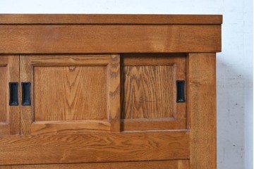 中古　美品　ニレ材　四尺　水屋箪笥上段　透かし彫り装飾とガラス戸が軽やかさ添えるキャビネット　(R-090895)