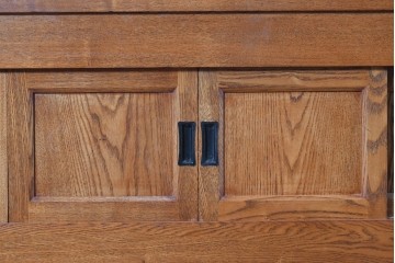 中古　美品　ニレ材　四尺　水屋箪笥上段　透かし彫り装飾とガラス戸が軽やかさ添えるキャビネット　(R-090895)