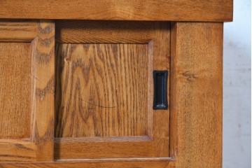 中古　美品　ニレ材　四尺　水屋箪笥上段　透かし彫り装飾とガラス戸が軽やかさ添えるキャビネット　(R-090895)