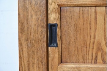 中古　美品　ニレ材　四尺　水屋箪笥上段　透かし彫り装飾とガラス戸が軽やかさ添えるキャビネット　(R-090895)
