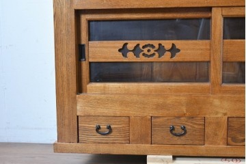 中古　美品　ニレ材　四尺　水屋箪笥上段　透かし彫り装飾とガラス戸が軽やかさ添えるキャビネット　(R-090895)
