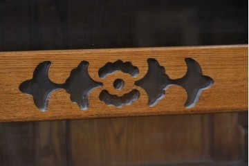 中古　美品　ニレ材　四尺　水屋箪笥上段　透かし彫り装飾とガラス戸が軽やかさ添えるキャビネット　(R-090895)