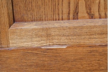中古　美品　ニレ材　四尺　水屋箪笥上段　透かし彫り装飾とガラス戸が軽やかさ添えるキャビネット　(R-090895)