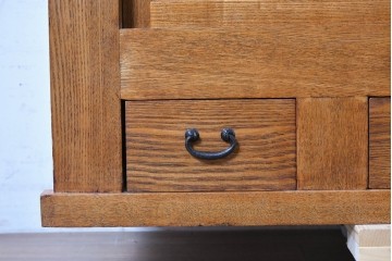 中古　美品　ニレ材　四尺　水屋箪笥上段　透かし彫り装飾とガラス戸が軽やかさ添えるキャビネット　(R-090895)