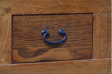 中古　美品　ニレ材　四尺　水屋箪笥上段　透かし彫り装飾とガラス戸が軽やかさ添えるキャビネット　(R-090895)