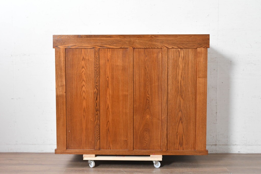中古　美品　ニレ材　四尺　水屋箪笥上段　透かし彫り装飾とガラス戸が軽やかさ添えるキャビネット　(R-090895)