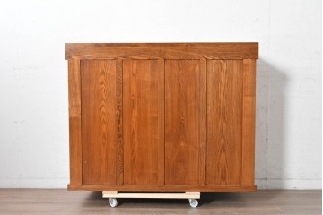 中古　美品　ニレ材　四尺　水屋箪笥上段　透かし彫り装飾とガラス戸が軽やかさ添えるキャビネット　(R-090895)