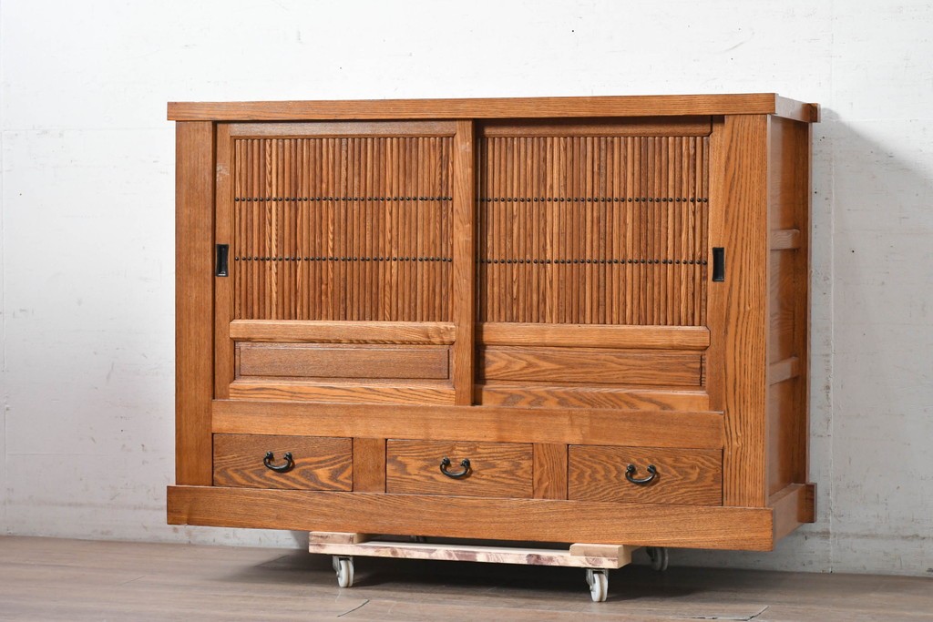 中古　美品　ニレ材　四尺　水屋箪笥下段　縦桟の意匠が和の趣を添えるキャビネット　(R-090896)