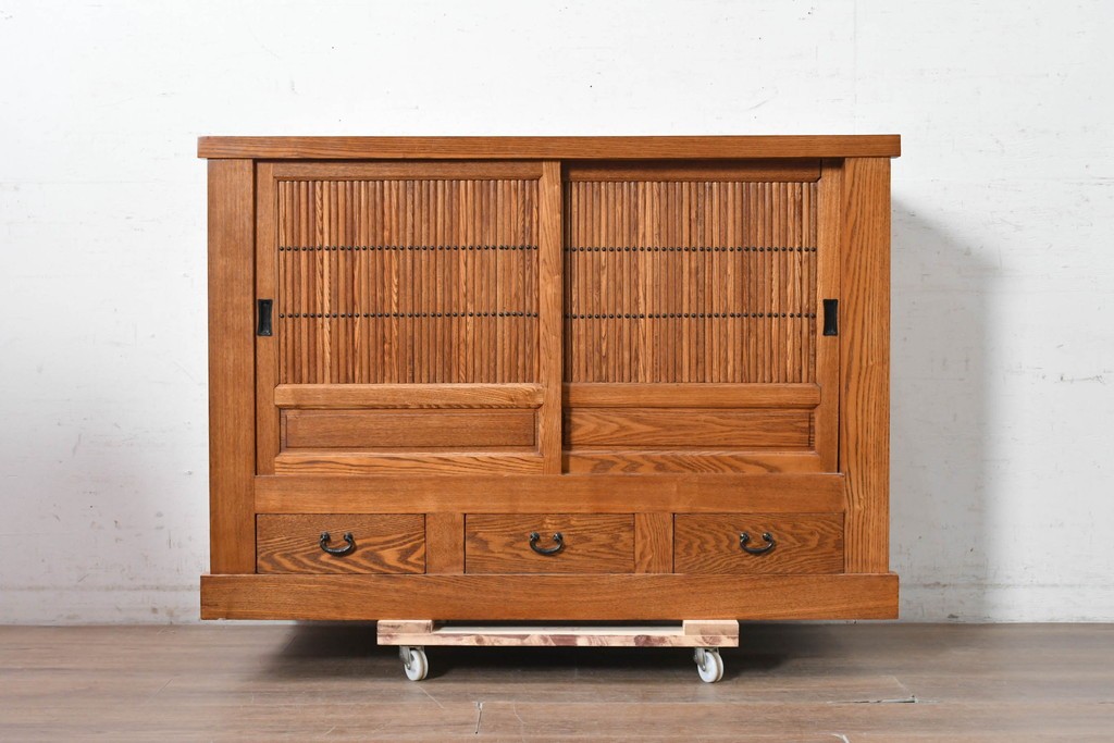 中古　美品　ニレ材　四尺　水屋箪笥下段　縦桟の意匠が和の趣を添えるキャビネット　(R-090896)