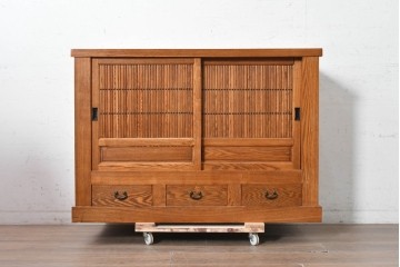 中古　美品　ニレ材　四尺　水屋箪笥下段　縦桟の意匠が和の趣を添えるキャビネット　(R-090896)