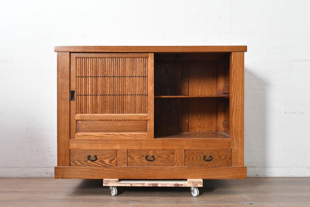 中古　美品　ニレ材　四尺　水屋箪笥下段　縦桟の意匠が和の趣を添えるキャビネット　(R-090896)