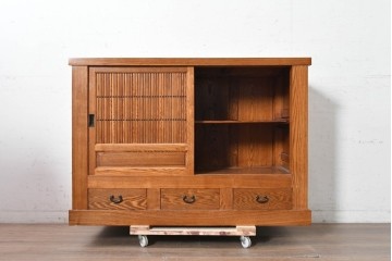 中古　美品　ニレ材　四尺　水屋箪笥下段　縦桟の意匠が和の趣を添えるキャビネット　(R-090896)