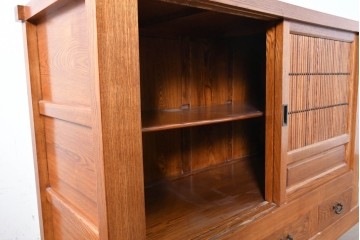 中古　美品　ニレ材　四尺　水屋箪笥下段　縦桟の意匠が和の趣を添えるキャビネット　(R-090896)