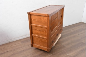 中古　美品　ニレ材　四尺　水屋箪笥下段　縦桟の意匠が和の趣を添えるキャビネット　(R-090896)