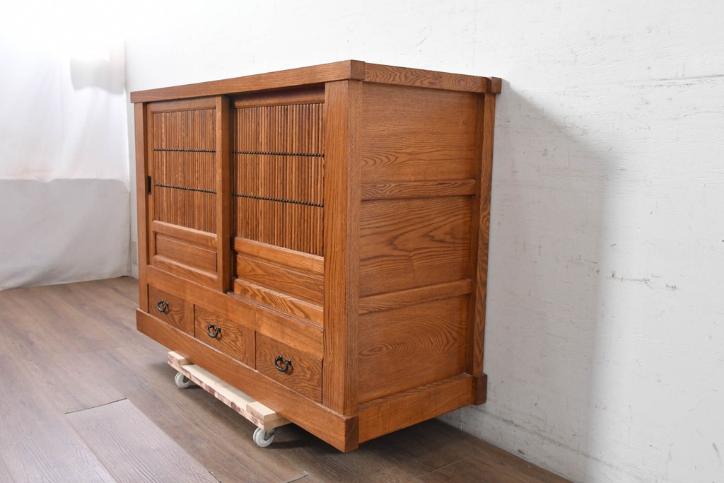 中古　美品　ニレ材　四尺　水屋箪笥下段　縦桟の意匠が和の趣を添えるキャビネット　(R-090896)