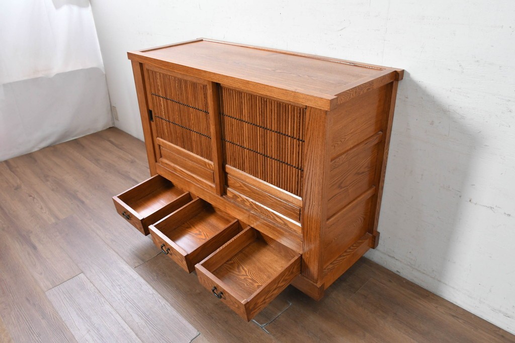 中古　美品　ニレ材　四尺　水屋箪笥下段　縦桟の意匠が和の趣を添えるキャビネット　(R-090896)