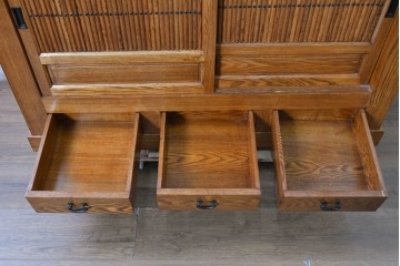 中古　美品　ニレ材　四尺　水屋箪笥下段　縦桟の意匠が和の趣を添えるキャビネット　(R-090896)