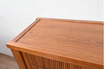 中古　美品　ニレ材　四尺　水屋箪笥下段　縦桟の意匠が和の趣を添えるキャビネット　(R-090896)