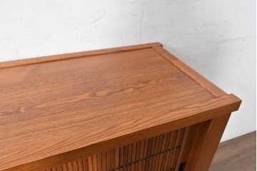 中古　美品　ニレ材　四尺　水屋箪笥下段　縦桟の意匠が和の趣を添えるキャビネット　(R-090896)