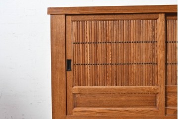 中古　美品　ニレ材　四尺　水屋箪笥下段　縦桟の意匠が和の趣を添えるキャビネット　(R-090896)