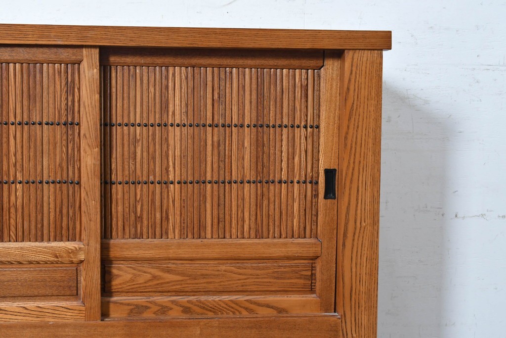 中古　美品　ニレ材　四尺　水屋箪笥下段　縦桟の意匠が和の趣を添えるキャビネット　(R-090896)