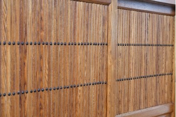 中古　美品　ニレ材　四尺　水屋箪笥下段　縦桟の意匠が和の趣を添えるキャビネット　(R-090896)
