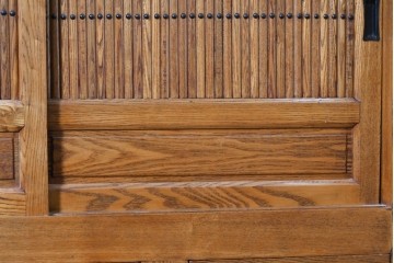 中古　美品　ニレ材　四尺　水屋箪笥下段　縦桟の意匠が和の趣を添えるキャビネット　(R-090896)