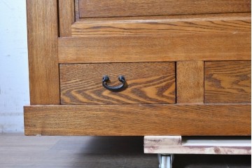 中古　美品　ニレ材　四尺　水屋箪笥下段　縦桟の意匠が和の趣を添えるキャビネット　(R-090896)