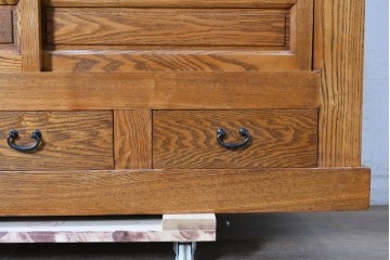中古　美品　ニレ材　四尺　水屋箪笥下段　縦桟の意匠が和の趣を添えるキャビネット　(R-090896)