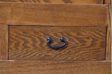 中古　美品　ニレ材　四尺　水屋箪笥下段　縦桟の意匠が和の趣を添えるキャビネット　(R-090896)