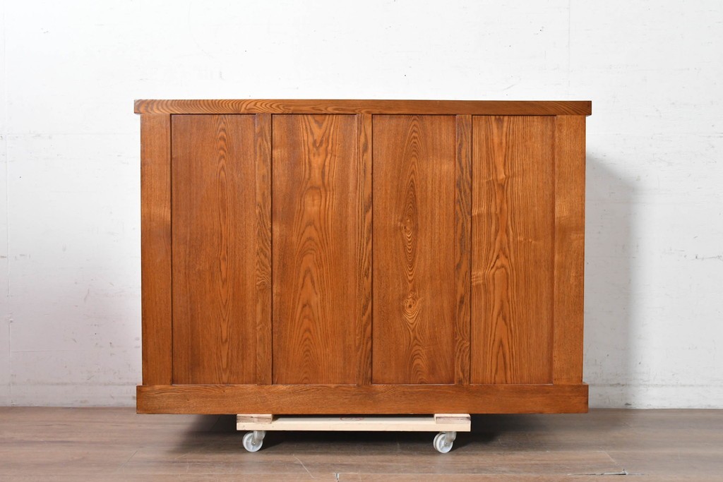 中古　美品　ニレ材　四尺　水屋箪笥下段　縦桟の意匠が和の趣を添えるキャビネット　(R-090896)