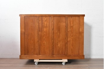 中古　美品　ニレ材　四尺　水屋箪笥下段　縦桟の意匠が和の趣を添えるキャビネット　(R-090896)