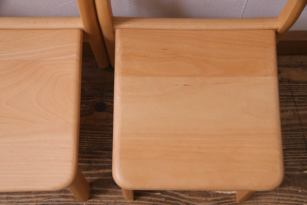 中古　飛騨産業　キツツキ　KF204B　ビーチ材　角に丸みを持たせたやさしいデザインが魅力のキッズスタッキングチェア　(R-090901)