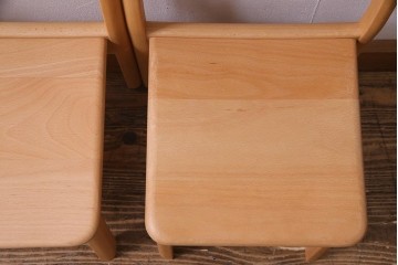 中古　飛騨産業　キツツキ　KF204B　ビーチ材　角に丸みを持たせたやさしいデザインが魅力のキッズスタッキングチェア　(R-090901)