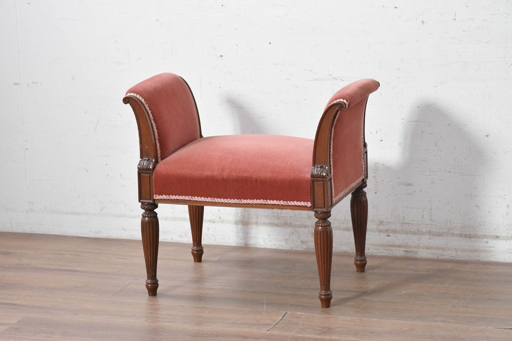 中古　アメリカ高級輸入家具　マホガニー材　ピンクのファブリックが華やかなクラシカルベンチスツール　(R-090903)