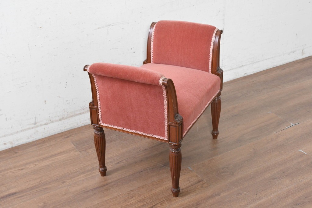 中古　アメリカ高級輸入家具　マホガニー材　ピンクのファブリックが華やかなクラシカルベンチスツール　(R-090903)