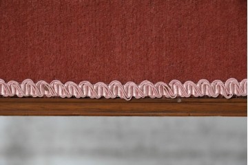 中古　アメリカ高級輸入家具　マホガニー材　ピンクのファブリックが華やかなクラシカルベンチスツール　(R-090903)