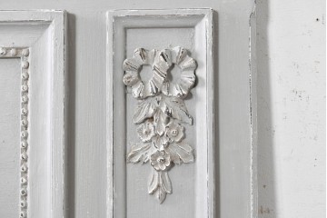 フランスアンティーク　1920年頃　淡いペイントと繊細な浮き彫り彫刻が美しいミラー　(R-090904)