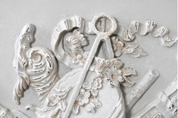 フランスアンティーク　1920年頃　淡いペイントと繊細な浮き彫り彫刻が美しいミラー　(R-090904)