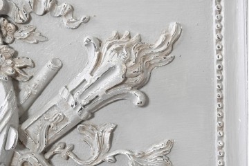 フランスアンティーク　1920年頃　淡いペイントと繊細な浮き彫り彫刻が美しいミラー　(R-090904)
