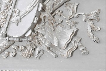 フランスアンティーク　1920年頃　淡いペイントと繊細な浮き彫り彫刻が美しいミラー　(R-090904)