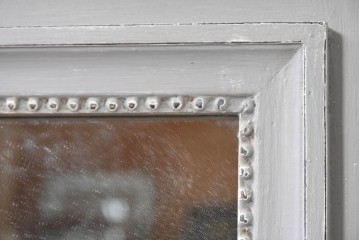 フランスアンティーク　1920年頃　淡いペイントと繊細な浮き彫り彫刻が美しいミラー　(R-090904)