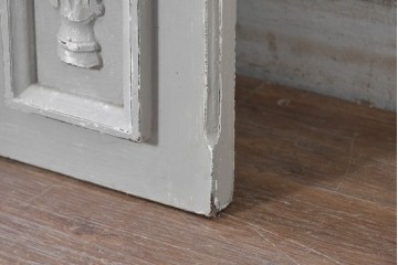 フランスアンティーク　1920年頃　淡いペイントと繊細な浮き彫り彫刻が美しいミラー　(R-090904)